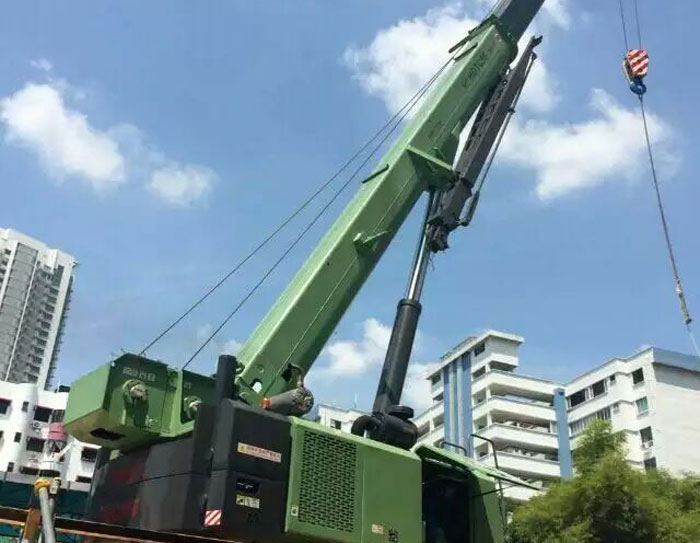 HDTC32, HDTC55 telescopic crawler crane products in Singapore and municipal subway construction site